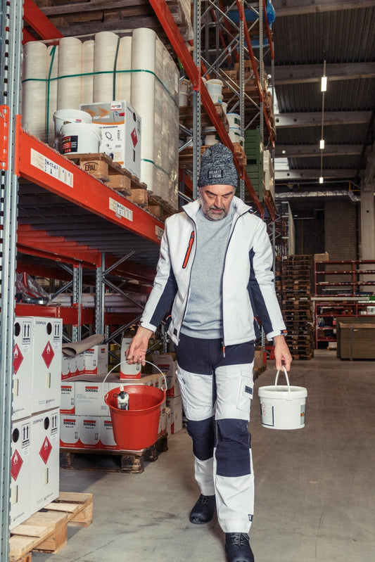 Waarom buiten schilderwerk andere eisen stelt aan je werkkleding